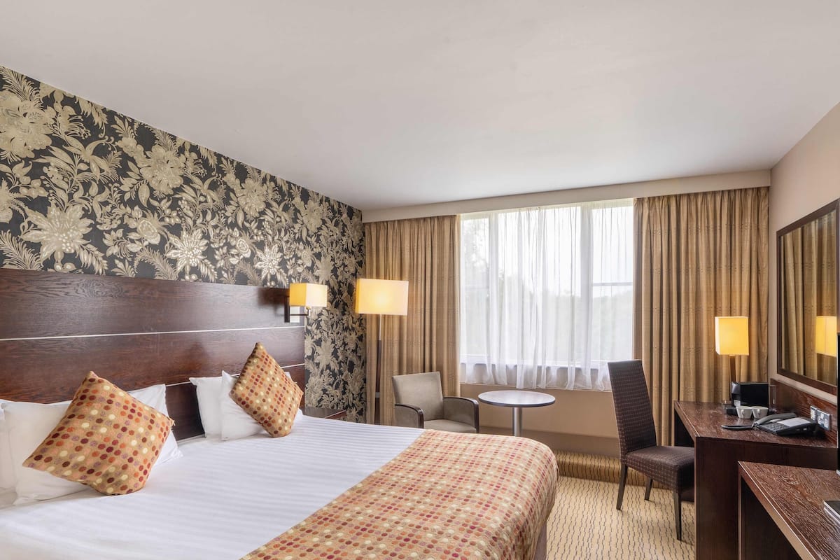 Privilege, Habitación, 1 cama doble, vistas al lago, junto al lago | 1 dormitorio, caja fuerte, escritorio y tabla de planchar con plancha