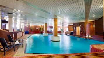 Indoor pool, sun loungers