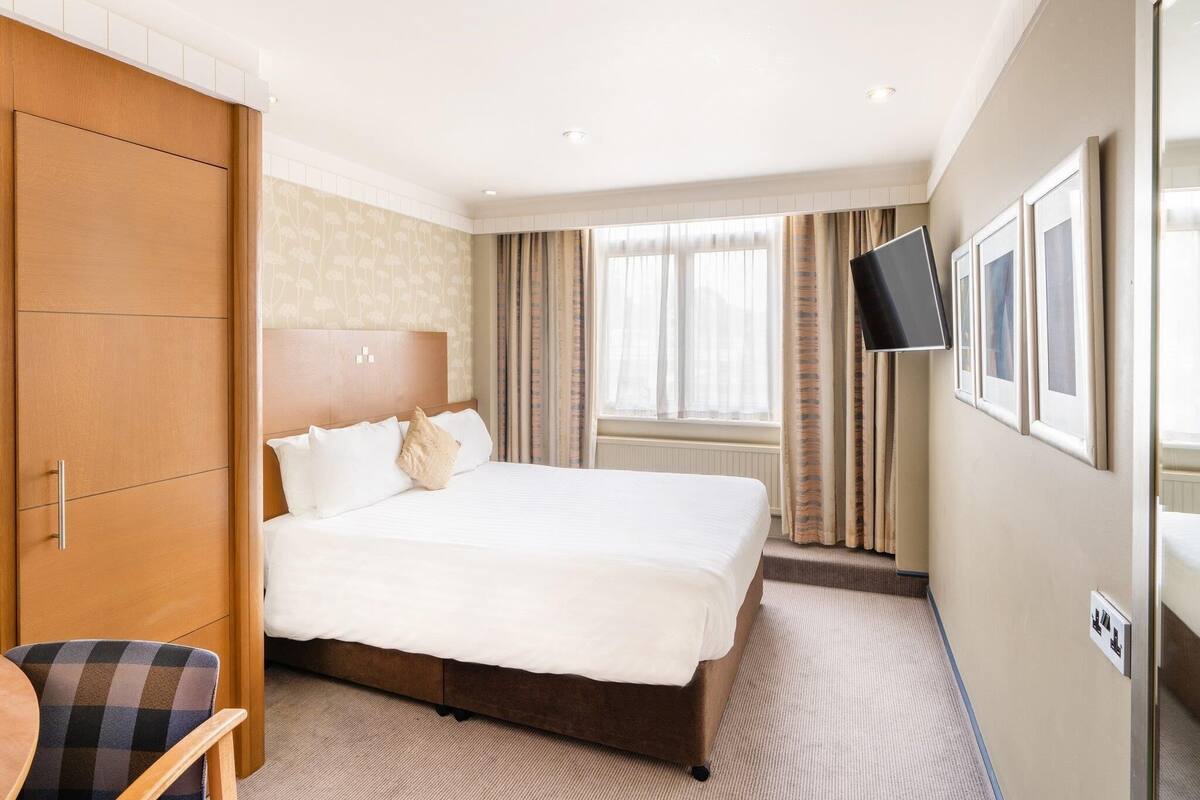 In-room safe, desk, iron/ironing board (on request), cribs (free)