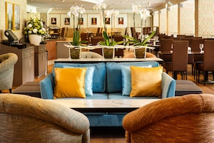 供应早餐、午餐和晚餐