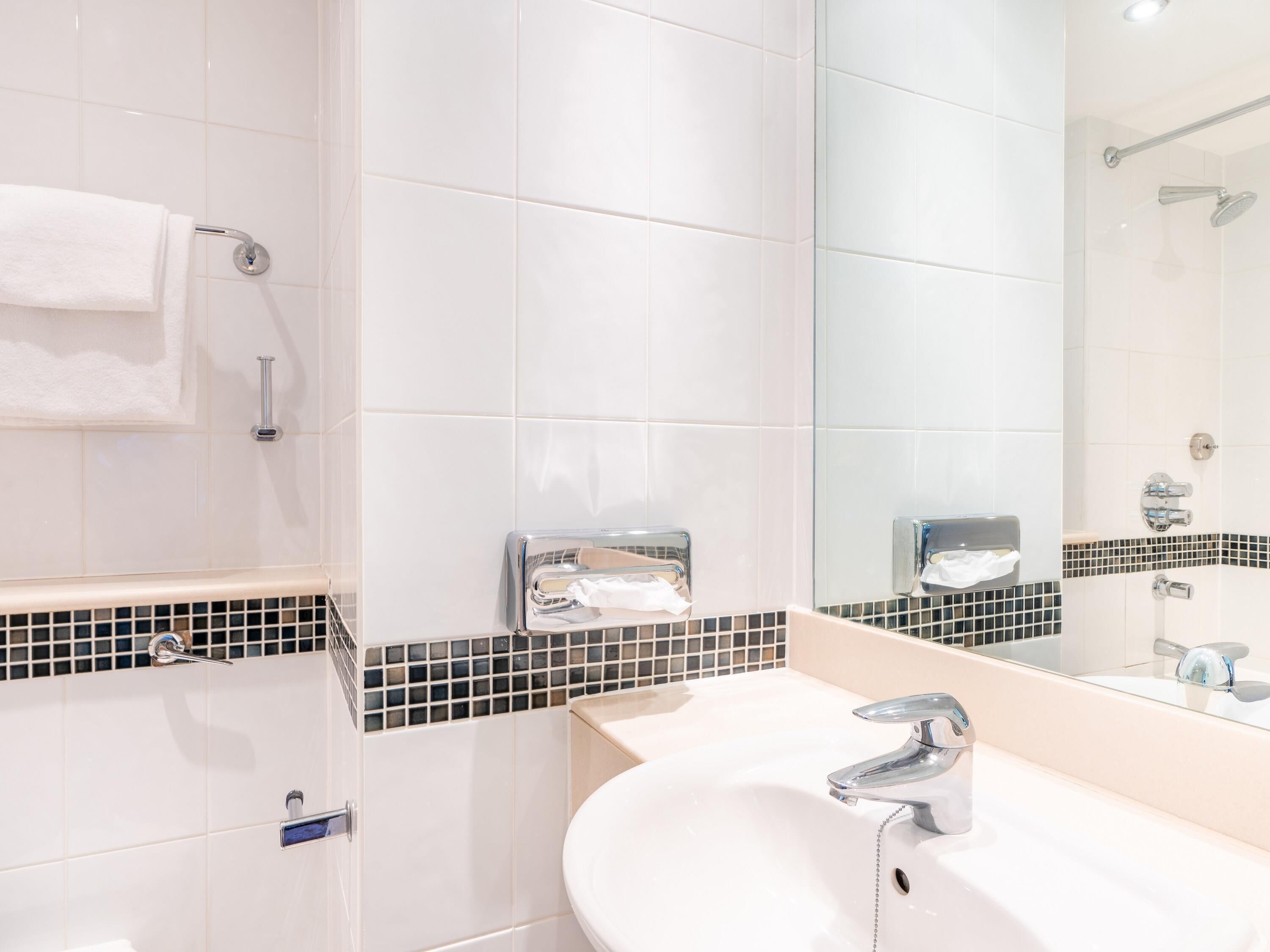 Zimmersafe, Schreibtisch, Bügeleisen/Bügelbrett, kostenlose Babybetten