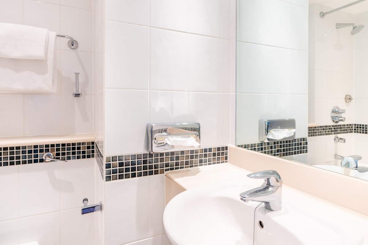 1 dormitorio, caja fuerte, escritorio y tabla de planchar con plancha