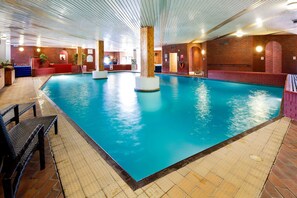 Indoor pool, pool loungers - Mercure Maidstone Great Danes Hotel (Maidstone)