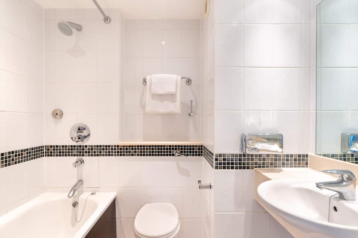 1 chambre, coffre-fort, bureau, fer et planche Ă repasser