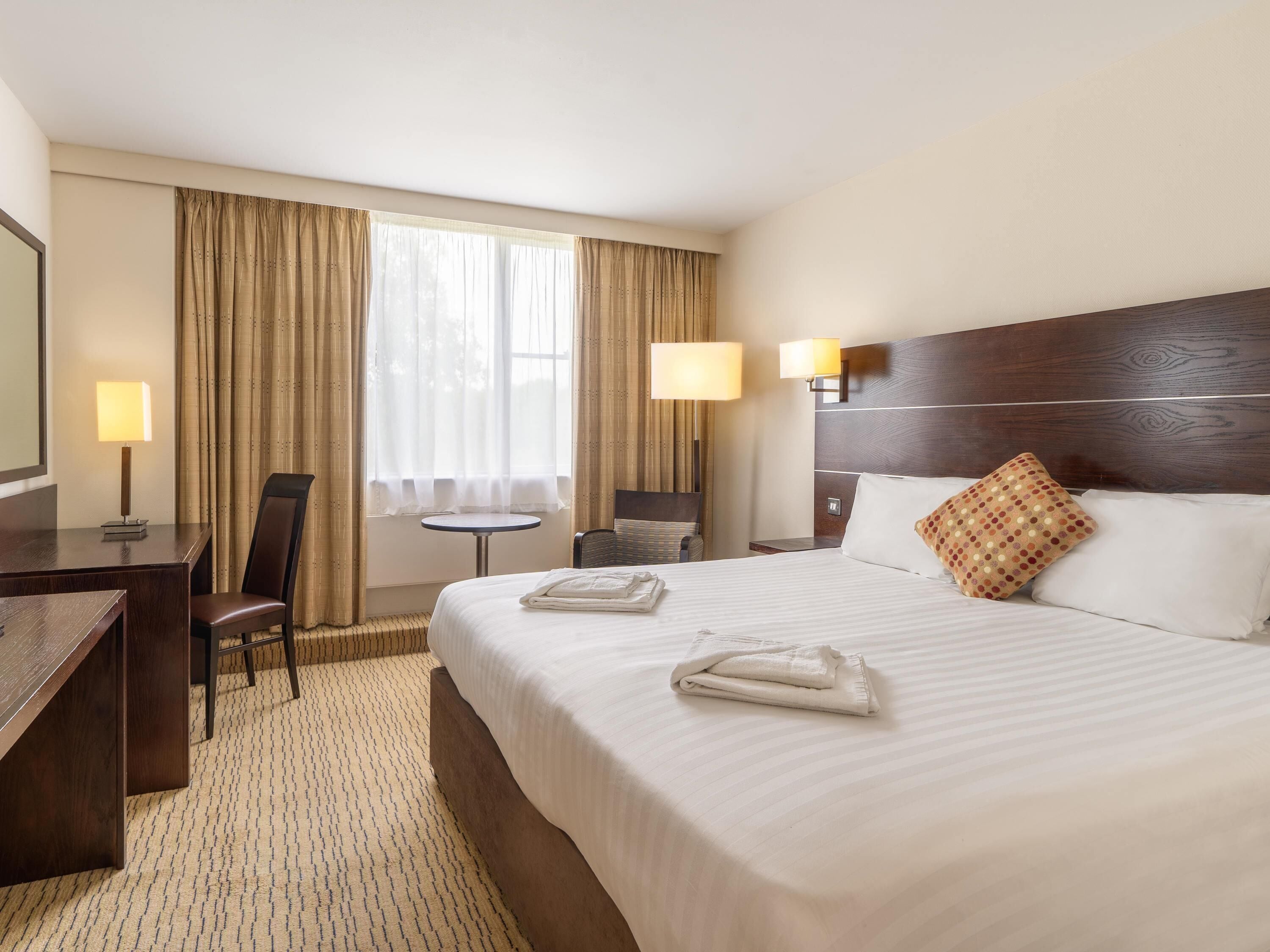 Klassieke kamer, 1 tweepersoonsbed | Een kluis op de kamer, een bureau, een strijkplank/strijkijzer