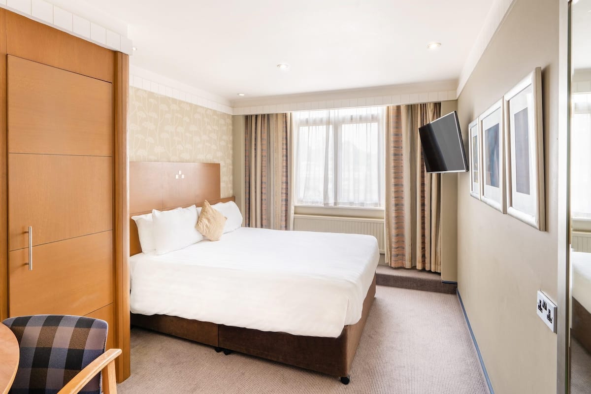 Classic Room, 1 Double Bed | 1 bedroom, in-room safe, desk, iron/ironing board
