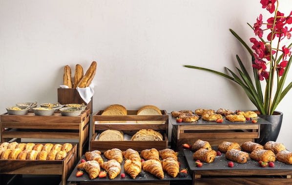 Se ofrece un desayuno completo (25 GBP por persona)
