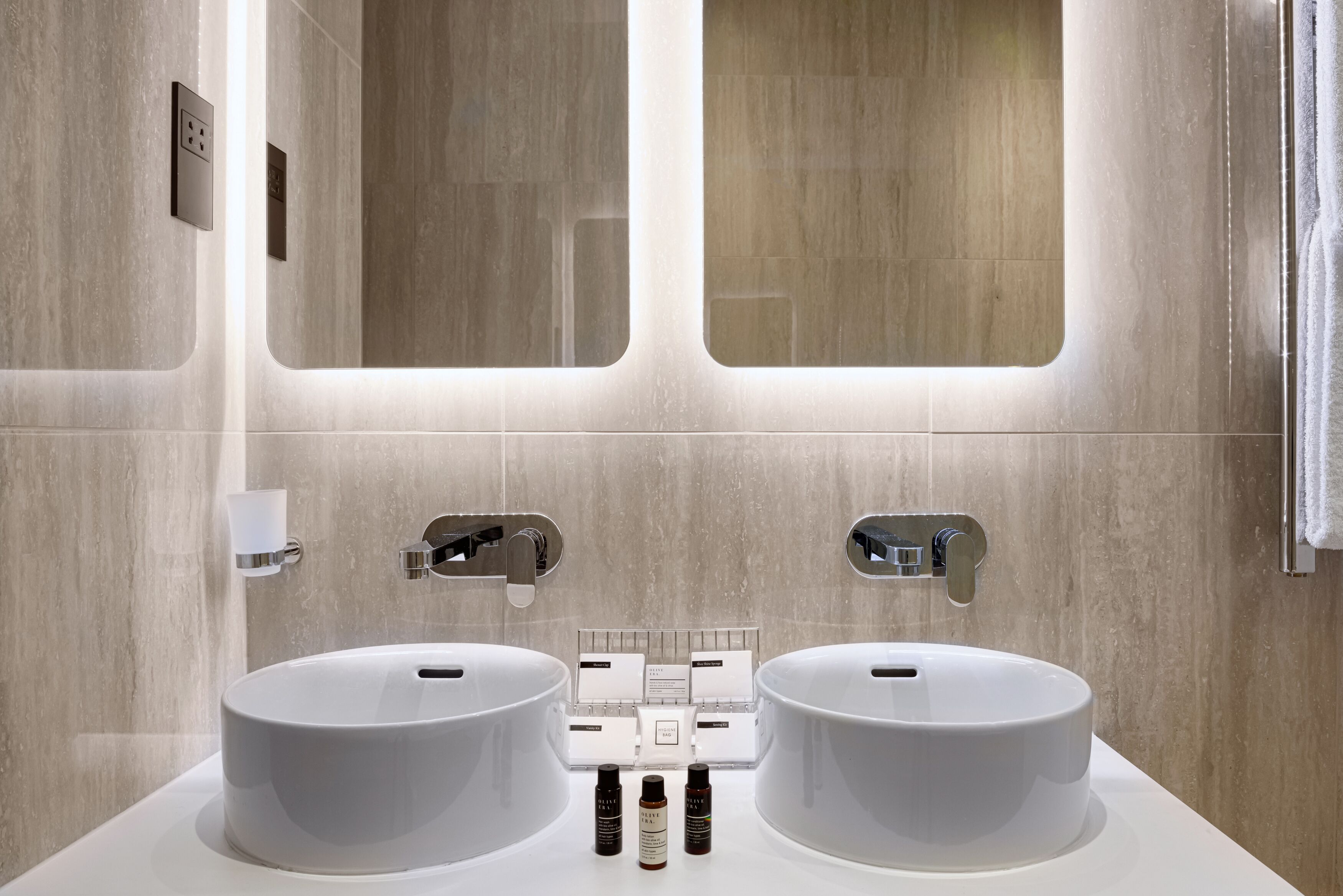 townhouse executive superking | bathroom | free toiletries, hair dryer, towels, soap