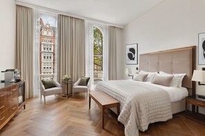 Executive room | 1 bedroom, minibar, in-room safe, desk