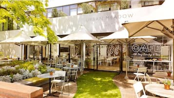 Serveert ontbijt, lunch, diner, Britse gerechten