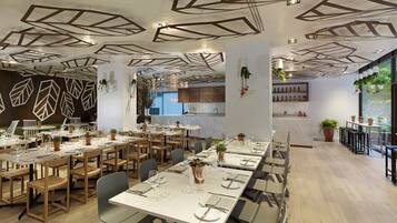 Daily English breakfast (GBP 18.50 per person)