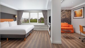 Suite – junior, 1 kingsize-seng | Safe på rommet, skrivebord og skrivebord for bærbar PC
