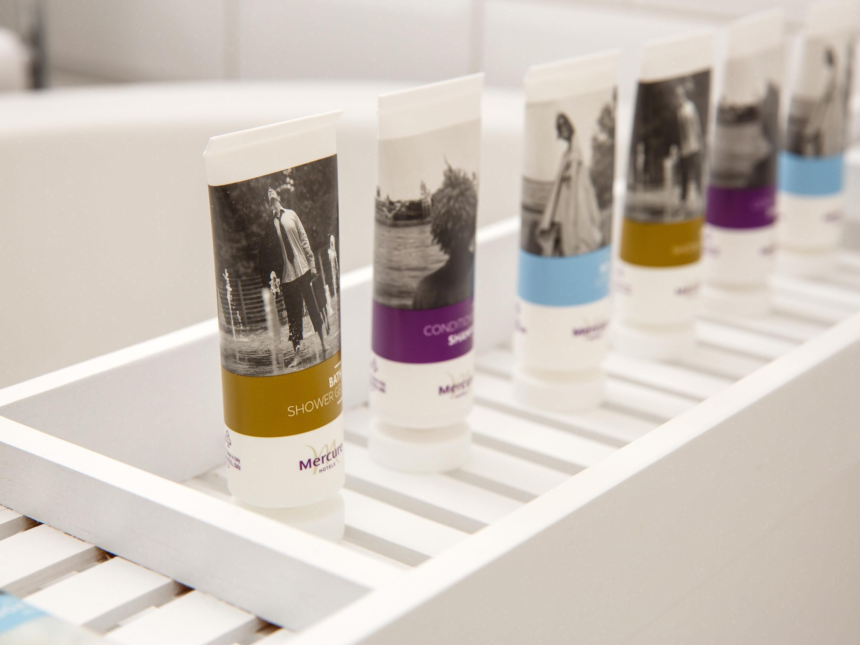 Escritorio, tabla de planchar con plancha, wifi gratis y ropa de cama 