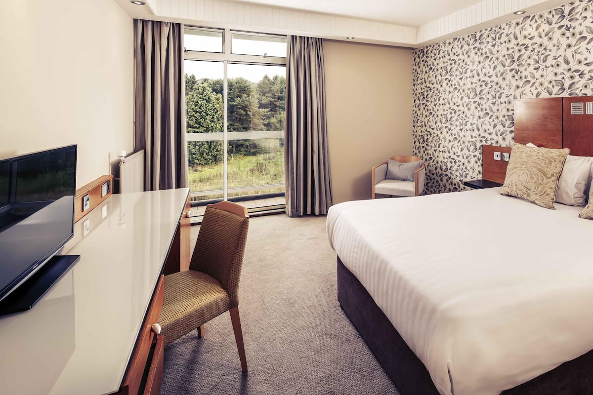 Standard Room, 1 Double Bed (Garden Side) | Desk, iron/ironing board, free WiFi, bed sheets