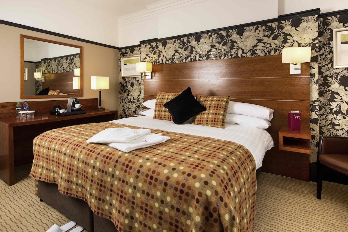 Privilege, Room, 1 Double Bed, Garden View | Desk, iron/ironing board, free WiFi, bed sheets
