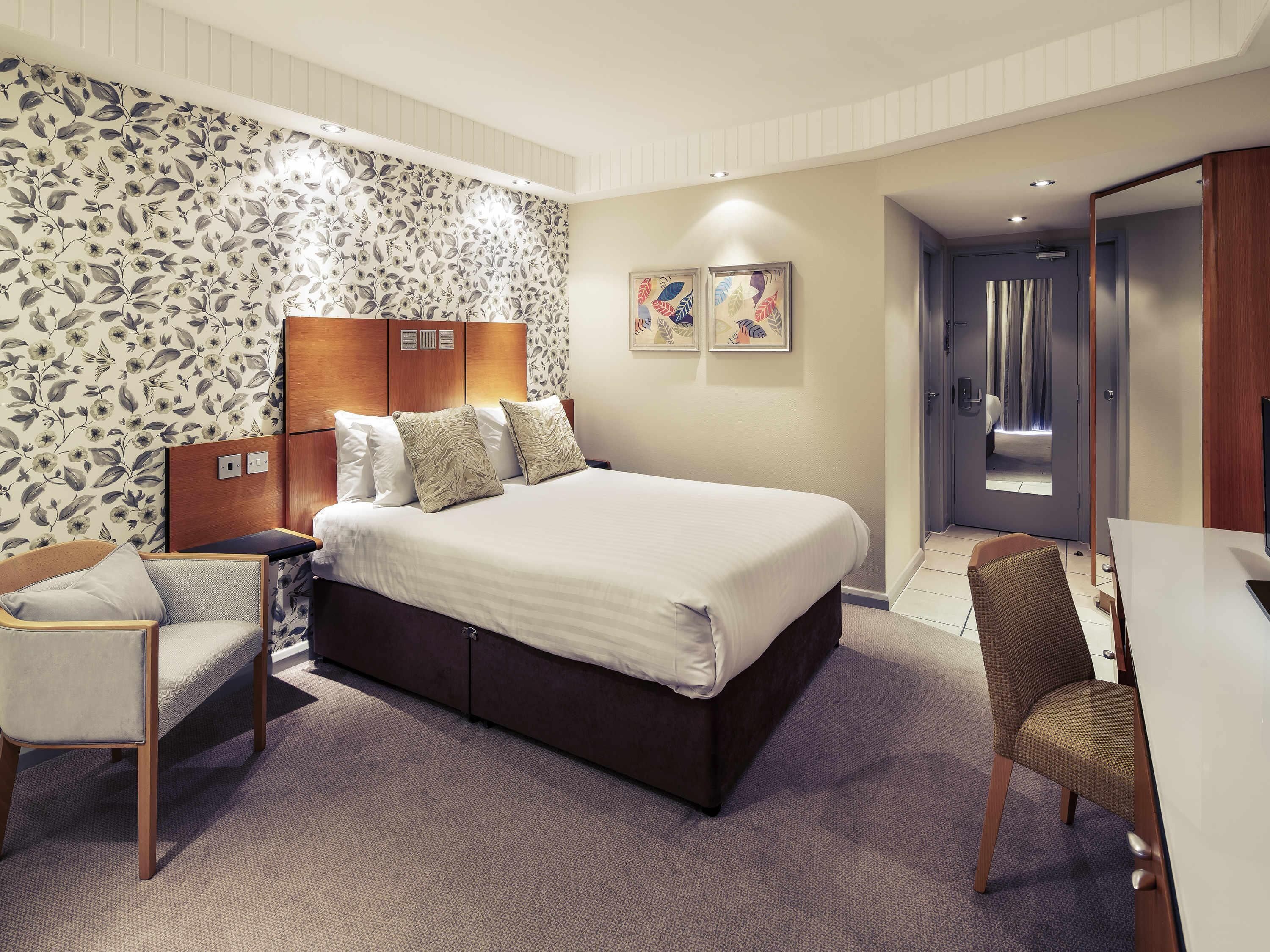 Standard Room, 1 Double Bed (Garden Side) | Desk, iron/ironing board, free WiFi, bed sheets