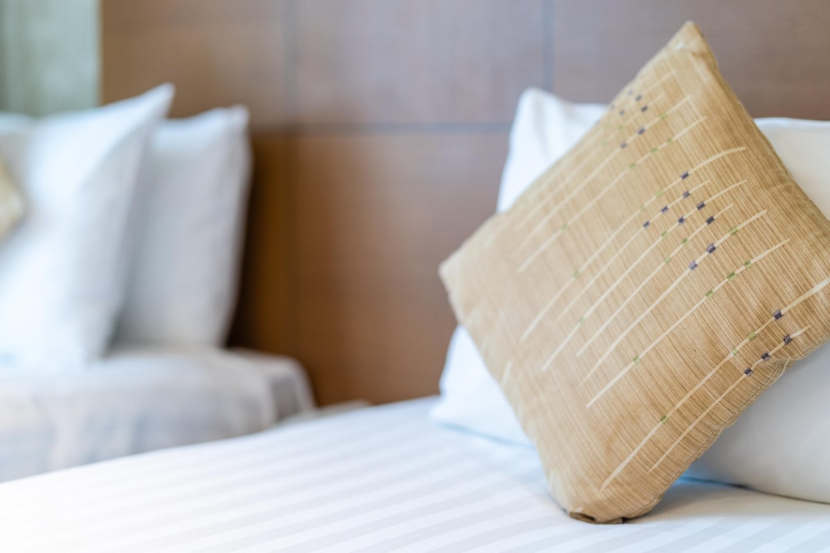 Escritorio, tabla de planchar con plancha, wifi gratis y ropa de cama