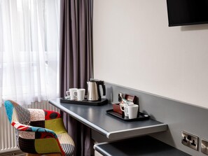 Familierom, flere senger (2 Adults and 2 Children) | Safe på rommet, skrivebord, strykejern/-brett og barnesenger (inkludert)