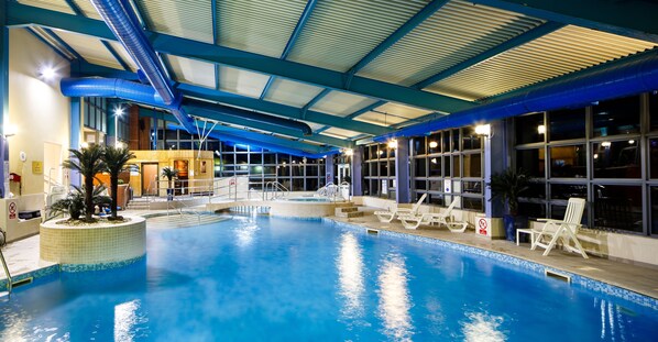 Indoor pool, sun loungers