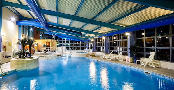 Indoor pool, sun loungers