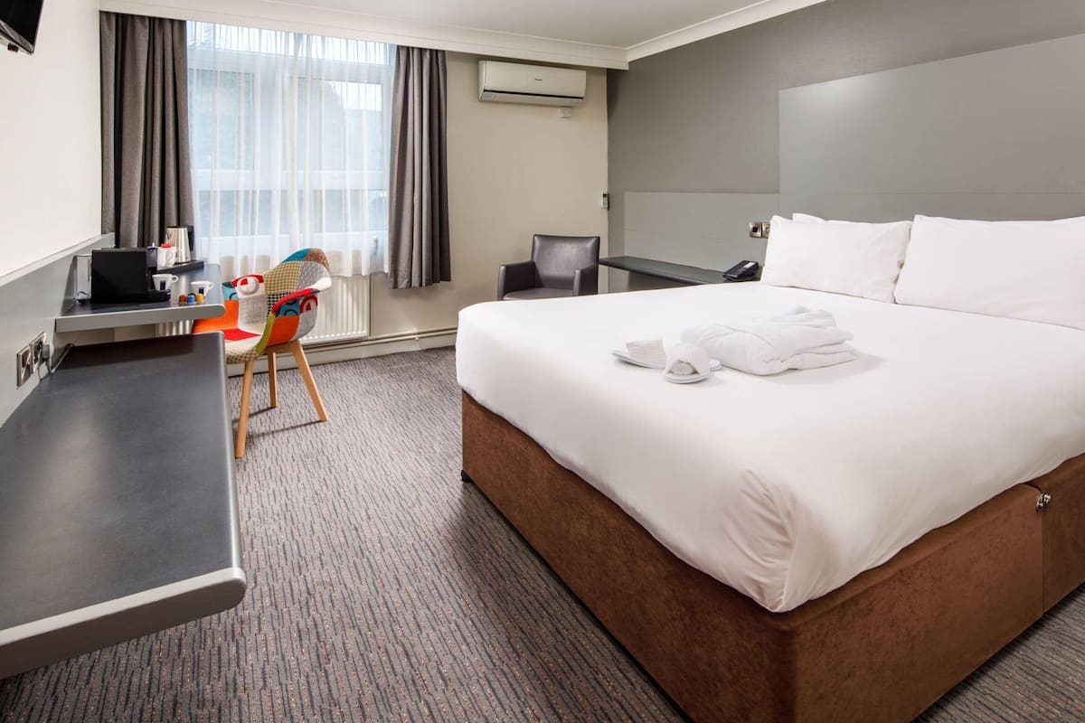 Privilege, Double Room, 1 Double Bed | 1 bedroom, in-room safe, desk, iron/ironing board