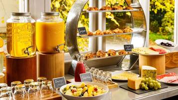 Daily buffet breakfast (GBP 17.95 per person)