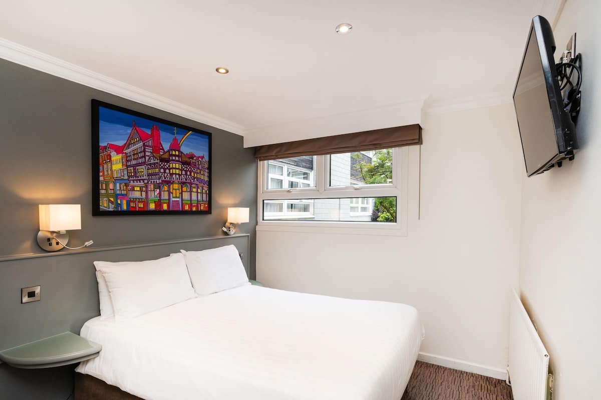 Kamar Double, 1 Tempat Tidur Double (Compact) | Brankas, meja kerja, setrika/meja setrika, dan tempat tidur bayi gratis