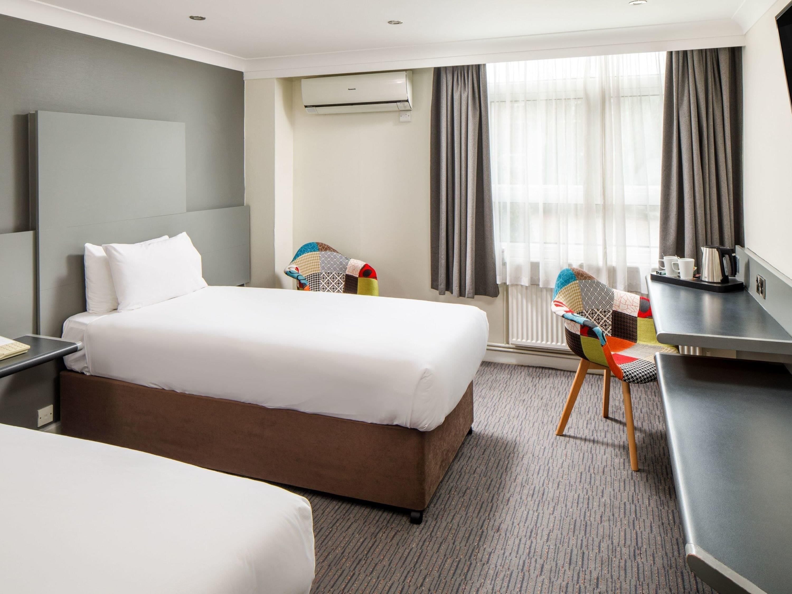 Coffres-forts dans les chambres, bureau, fer et planche à repasser