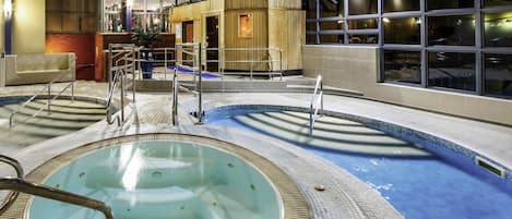 Piscine intérieure, chaises longues