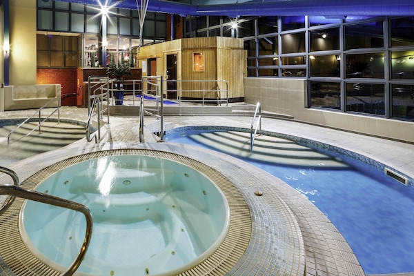 Indoor pool, sun loungers