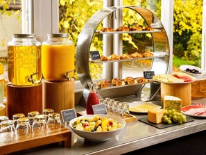 Se ofrece un desayuno bufé (17.95 GBP por persona)
