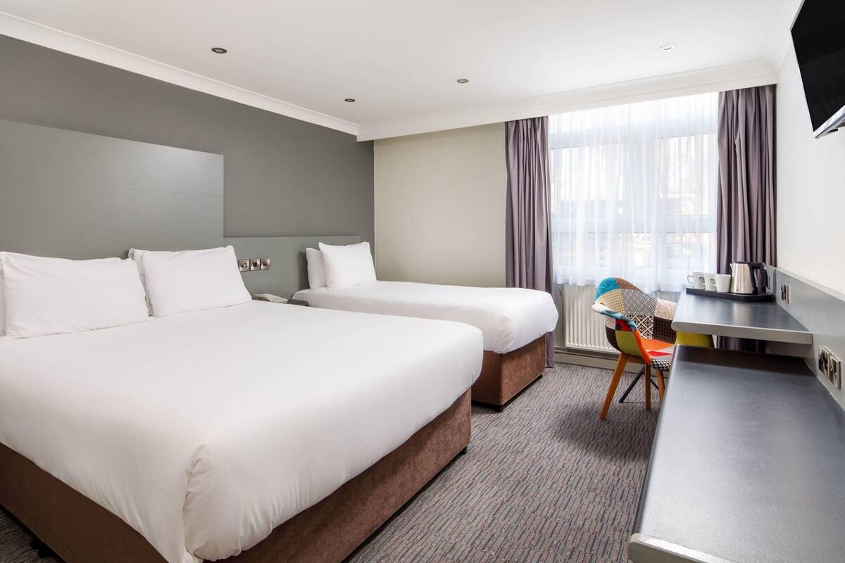 Family Room (Classic) | In-room safe, desk, iron/ironing board (on request), cribs (free)