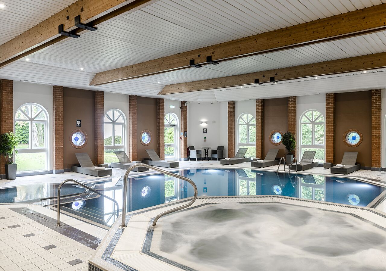 Indoor pool, sun loungers