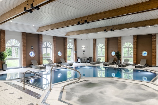 Indoor pool, sun loungers