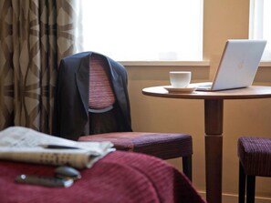 房內夾萬、書桌、手提電腦工作空間、隔音