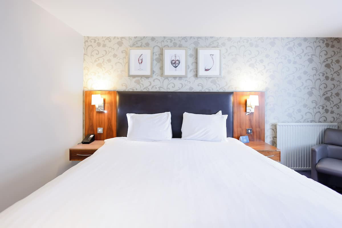 經典雙人房 | 房內夾萬、書桌、手提電腦工作空間、隔音