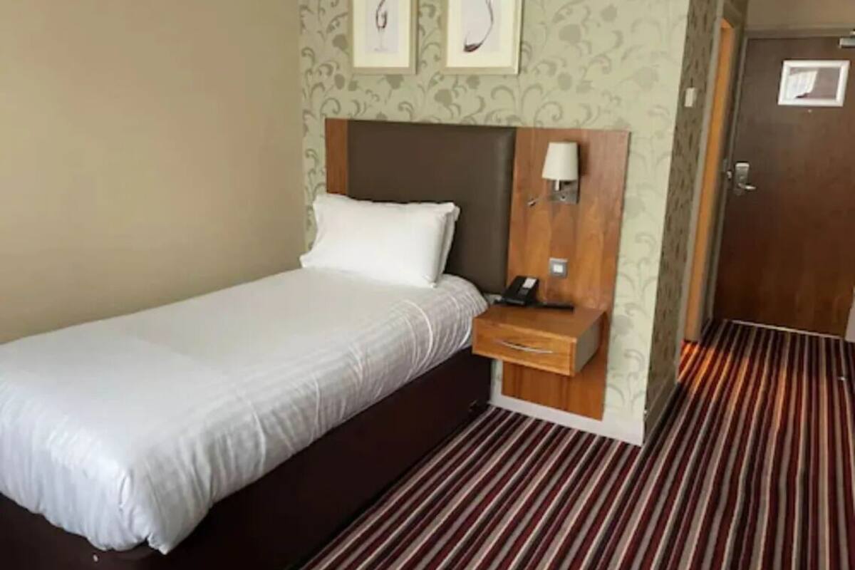 Enkeltrom – classic | Safe på rommet, skrivebord, skrivebord for bærbar PC og lydisolert