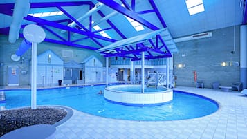 Hồ bơi trong nhà, ghế dài tắm nắng