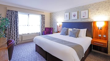 Suíte júnior | Cofres nos quartos, escrivaninha, espaço de trabalho para notebook