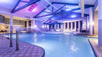 Sisäuima-allas, aurinkotuoleja