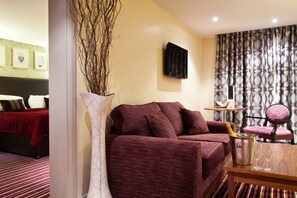 32-inch LCD TV with satellite channels, TV, pay movies - Gloucester Robinswood Hotel by Sunday (Gloucester)