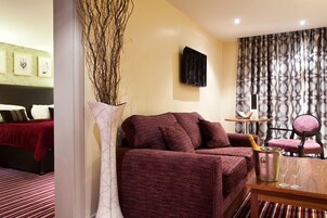 32-inch LCD TV with satellite channels, TV, pay movies