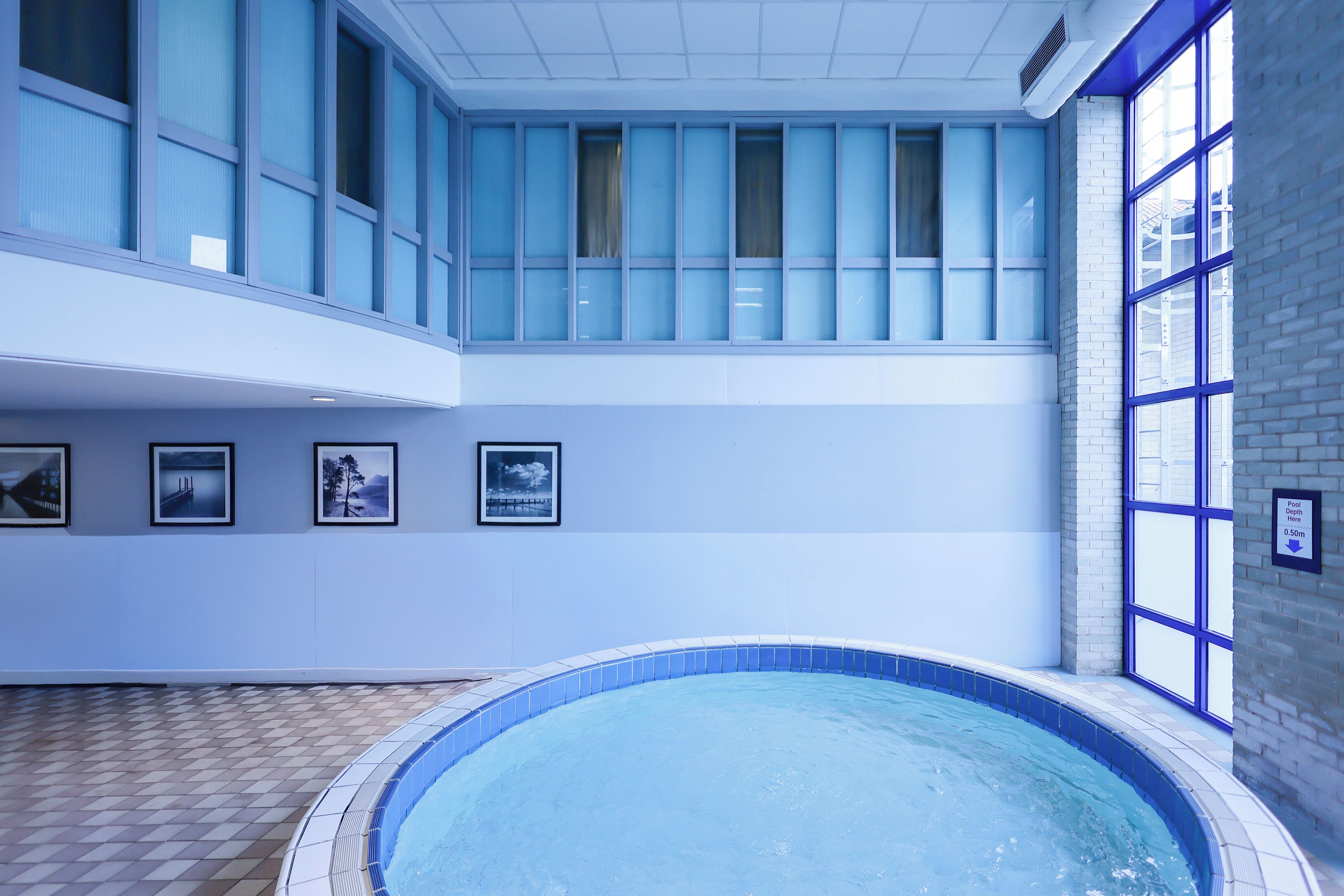 Piscina interna, espreguiçadeiras