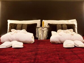 Combined shower/tub, free toiletries, hair dryer, towels - Gloucester Robinswood Hotel by Sunday (Gloucester)