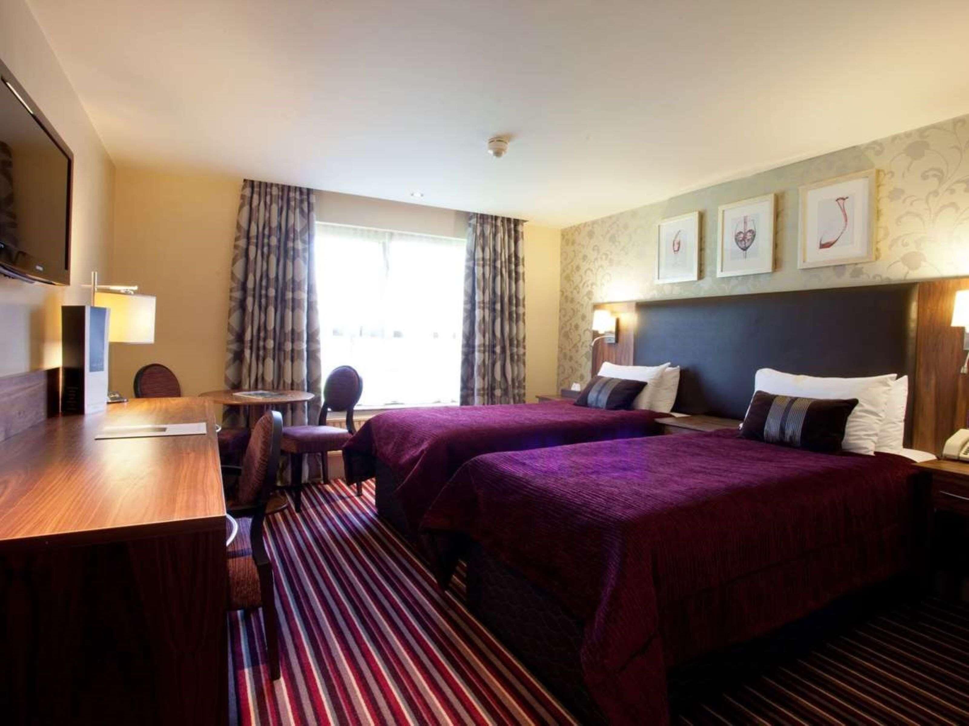 Kahden hengen classic-huone (kaksi sänkyä) | Tallelokero huoneessa, työpöytä