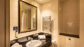 Kombinasi shower/bathtub dan perlengkapan mandi gratis