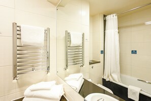 Junior suite | Badkamer | Een bad/douchecombinatie, gratis toiletartikelen, een haardroger