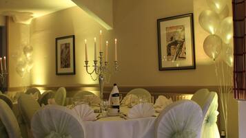 Breakfast, lunch, dinner served; Regional cuisine