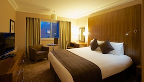 In-room safe, desk, iron/ironing board, cribs/infant beds - Aubrey Park (St Albans)