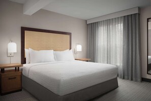 Sviitti, 1 suuri parisänky, esteetön (Roll-in Shower) | Untuvapeitot, tallelokero huoneessa, työpöytä, pimennysverhot